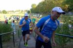 Nach einer Sportplatzrunde ging es &uuml;ber eine Treppe hinaus auf die Strecke. Die Triathleten Stefan Berger (r.) und Maik L&ouml;we (l.) laufen ganz vorn mit. 