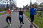 Henrik B&ouml;hme und Katrin Winkler-Hindricks &uuml;berholen in der zweiten Marathon-H&auml;lfte J&ouml;rg Sch&auml;per, der mit Wadenkr&auml;mpfen zu tun hatte
