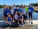 Das Schweriner Schloss im Hintergrund war f&uuml;r die Bode-Runners der Gaensefurther Sportbewegung und ihre Bernburger Lauffreunde auf allen Strecken der Hingucker. Vor den Starts: Sylvia K&ouml;hn, Harald F&uuml;mel und J&uuml;rgen G&uuml;nther (u.v.l.), Kirsten Geist, Dirk Meier, Christa F&uuml;mel, Christina Spangenberg (PSV Bernburg), Claudia Meier, Matthias Dabrunz (PSV), Katrin Winkler-Hindricks, Beate Tuchen (PSV), Josef Hindricks, Nicole Badzinski (PSV), Nico Mahler (PSV) und Lutz Klau&szlig; (o.v.l.)