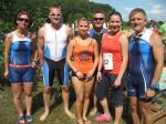 &Uuml;ber die Jedermann-Distanz mit 750m Schwimmen, 14,5km Radfahren und 5km Laufen starteten Sabine (l.) und Jens-Uwe B&ouml;rner (r.), hier zusammen mit weiteren Sta&szlig;furter Teilnehmern.