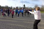 Mit  einer z&uuml;nftigen Erw&auml;rmung stimmte Organisatorin Sigrid Herrmanns die Teilnehmer auf den Lauf ein.