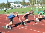 Nele Schl&uuml;ter (l.) beim Start zum 50m Lauf.