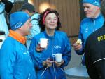 Zwischendurch lie&szlig;en es sich die 3 Bode-Runners mit Gl&uuml;hwein und einem kleinen Imbi&szlig; gut gehen.