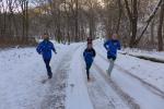 Emily und Lotta Siebert sowie Rieke Zaschke (v.l.) haben hier schon den Wendepunkt der Sechs-Kilometer-Strecke passiert und sind auf dem R&uuml;ckweg zum Ziel. Bis dahin werden sie die weibliche F&uuml;hrung im L&auml;uferfeld auch nicht mehr aus der Hand geben.