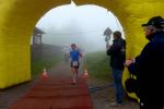 Sabine B&ouml;rner passiert die Chipkontrolle bei Kilometer 25,5 auf dem Gro&szlig;en Inselsberg