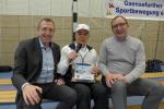 Oberb&uuml;rgermeister Sven Wagner und Landrat Markus Bauer &uuml;berreichen Adi eine Salzlandkiste.