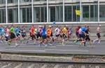 Auf der gegen&uuml;berliegenden Stra&szlig;enseite tangiert der Marathon den Halbmarathon. Dirk Meier h&auml;lt gut mit. 