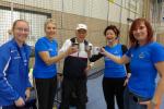 Vertreter der Laufgruppe (v.l.)  Susi Bechstein, Hauptorganisatorin Renate Liedtke, Sabine B&ouml;rner und Kathleen Mahler begr&uuml;&szlig;en Adi herzlich in der Salzlandsporthalle in Sta&szlig;furt.