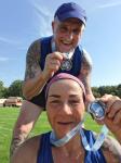 Zwei tolle Medaillen gab es f&uuml;r Nancy und Olaf Bothe nach 21,1 Kilometern beim Usedom-Marathon.