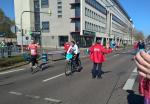 Juliane Meyer bei Kilometer f&uuml;nf mit Fahrradbegleitung Sandra Boitz. Beide trainieren beim SC DHfK Leipzig
