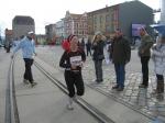 Es ist bald geschafft. Sabine B&ouml;rner wird auf der Marathon-Strecke von den anderen Bode-Runners noch mal kr&auml;ftig angefeuert.