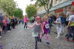 Malina und Charlotte (v.l.) haben sich zum 1,5 Kilometer Hobby-Pokal-Lauf nachgemeldet und hatten so kurz vor dem Ziel noch m&auml;chtig Spa&szlig;.