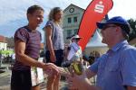 Arendsees Bürgermeister Norman Klebe überreicht Stefanie Nowak zusätzlich den silbernen Pokal für ihren zweiten Platz in der Altmark3cup-Wertung.
Arendsees Bürgermeister Norman Klebe überreicht Stefanie Nowak zusätzlich den silbernen Pokal für ihren zweiten Platz in der Altmark3cup-Wertung.