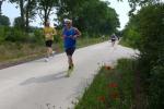 Vor dem ersten Getr&auml;nkestand bei Kilometer 3,5 musste erst eine z&auml;he Anh&ouml;he erklommen werden. Stefan Sindermann (vorn) zieht durch!