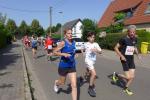 Frauenpower pur! Kirsten Geist (vorn) und Sandra Homann in ihren blauen Bode-Runner-Shirts sprinteten nicht nur in ihren Altersklassen auf den zweiten Platz. Mit ihren schnellen Laufzeiten sorgten sie auch f&uuml;r Platz drei in der Mannschaftswertung!