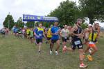 Die starke F&uuml;hrungsspitze beim 24. Feldmarklauf in Eickendorf schenkt sich nichts. Rinaldo Schielke von der Gaensefurther Sportbewegung (blaues Shirt) l&auml;uft die 13 Kilometer zwar deutlich unter 50 Minuten, muss jedoch Sebastian Harz (M40, SV Hermsdorf in 47:14), Florian Eisfeld (M&auml;nner, Union 1861 Sch&ouml;nebeck, 47:52) und Thorsten Jockisch (M40, HSV Medizin Magdeburg, 47:56) den Vortritt im Gesamtklassement der M&auml;nner lassen. In seiner Altersklasse M30 erlief er Platz eins und damit volle Punktzahl f&uuml;r die Cupwertung in der er nicht mehr einzuholen ist, sollte er verletzungsfrei durchlaufen.	