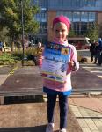 F&uuml;r die 2,24 Kilometer hat Rieke Lucie Zaschke keine elf Minuten gebraucht, stolz pr&auml;sentiert sie ihre Urkunde f&uuml;r den ersten Platz in der Altersklasse weiblich U8!