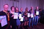Auch in der Altersklasse der 45er ging es hart zur Sache: Kathleen Mahler sicherte sich den vierten Platz (2v.l.), Nadine Rudolph lief auf Rang drei (4v.l.), nach Sandra Homann (5v.l.) als Siegerin in dieser Kategorie. An Nicky Bergholz (re.) kann man sich gleich gew&ouml;hnen, denn er &uuml;bergab den Gaensefurthern bei der Ehrungsveranstaltung im Barbyer Rautenkranz bereits seinen Aufnahmeantrag: In der n&auml;chsten Saison l&auml;uft auch er als Bode-Runner.