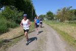 Harald F&uuml;mel „zog“ seine Christa auf der 6,3 Kilometer langen Strecke rund um Schackensleben. Beide durften nach dem Zieleinlauf einen dritten Platz feiern.