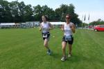 Sabine B&ouml;rner (r.) und ihre Teamkollegin Sylvia K&ouml;hn meistern zusamen die letzten Meter auf der langen 13,6 Kilometer Strecke. 