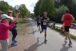 Angefeuert an der Strecke, nimmt Stefan Otto wieder seine Beine in die Hand. Keine 40 Minuten hat er f&uuml;r die knapp elf Kilometer gebraucht – damit stellten die Gaensefurther den Gesamtsieger in Zeitz.