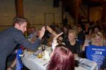 Stefan Otto nimmt die Gl&uuml;ckw&uuml;nsche seiner Teamkollegen f&uuml;r Platz 1 bei den M&auml;nnern entgegen.