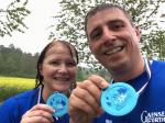 Sylvia K&ouml;hn und Nico Mahler zogen sich gegenseitig auf der Strecke und freuten sich nach 14,3 Kilometern &uuml;ber die originelle Medaille im Ziel. 