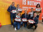 Daniel Wuwer (930), Christa F&uuml;mel (616), Heike Lenz (012), Janine Wuwer (931), Harald F&uuml;mel (617), Peter Brauer (311) und J&uuml;rgen G&uuml;nther (425) posteten den Daheimgebliebenen das erste Beweisfoto: Startunterlagen erfolgreich abgeholt!
