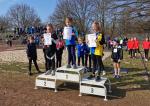 Stolz gl&auml;nzte die frisch gelaufene Bezirksmeisterin im Crosslauf, Emily Siebert (Mitte), in Wolmirstedt mit der Sonne um die Wette.