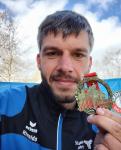 Rinaldo Schielke hält stolz die Finishermedaille in seinen Händen. Rinaldo Schielke hält stolz die Finishermedaille in seinen Händen.