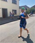 Nach dem Schwimmen im Arendsee ging es hinauf zur Promenade. Nancy Bothe verzichtet auf das zeitaufwendige Anziehen der Schuhe und nimmt die 500 Meter bis zum Radstart barfu&szlig; in Angriff.