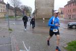 Die Laufstrecke f&uuml;hrte auch ein St&uuml;ck durch die Innenstadt. (vorn Detlef Sch&auml;fer)