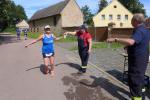 Es ist wie immer hei&szlig; in Giersleben! Da nimmt auch Petra Becker einen Becher Wasser mit auf ihren 9,8 Kilometer langen Kurs. Tausend Mal trainiert: Das Trinken w&auml;hrend des Laufens! F&uuml;r die Entsorgung der Becher waren nach der Wasserstation Beh&auml;lter aufgestellt.