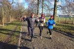 Zusammen mit fast 300 Teilnehmern gestartet, waren f&uuml;r die L&auml;ufer, Walker und Wanderer unterschiedliche Streckenl&auml;ngen ausgeschrieben. Die Bode-Runners Nico und Kathleen Mahler und Sabine B&ouml;rner (v.l.) w&auml;hlten einen Sechs-Kilometer-Rundkurs &uuml;ber die Halberst&auml;dter Spiegelsberge.