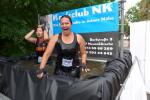 Sp&auml;testens nach diesem Tauchgang war alles nass. Kathleen Auer (vorn) und Sabine B&ouml;rner gehen gut gek&uuml;hlt auf den zw&ouml;lf Kilometer langen Parcours. 