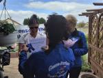 Bl&uuml;mchen, Medaille, Urkunde und Gl&uuml;ckw&uuml;nsche einer kleinen Abordnung der Bode-Runners &uuml;berraschten Kathleen Auer im Ziel. Da war die Freude &uuml;ber den geschafften Halbmarathon umso gr&ouml;&szlig;er.