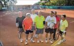 Die Spieler sind froh &uuml;ber den guten Zustand der Tennisanlage v.l.Wolfgang Schmidt, Herbert Mandel, Manfred Rademann, Roberto Henschke, Hans-Georg Schneider, Reiner Christoph und Frank Hirschfeld.