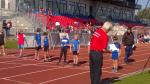 Letzte Anweisungen zum 400m Lauf mit Lukas. Letzte Anweisungen zum 400m Lauf mit Lukas.