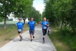 Ein Dream-Team der Bode-Runners, denn selbst bei tropischen Verh&auml;ltnissen beim Gerstewitzer M&uuml;hlentaglauf bekommt der Kameramann noch ein L&auml;cheln: Harald F&uuml;mel, Nico Mahler und Jan Zaschke (v.l.)