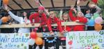 Jubel und Dank an alle Unterst&uuml;tzer: Die Kinder der Dance-Factory Egeln beim Umzug zum Sachsen-Anhalt-Tag in Gommern. Foto: Thomas Lin&szlig;ner