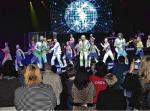 Mit ihren blauen R&ouml;cken und den glitzernden armlosen Tops machten die Egelner T&auml;nzerinnen neben den Hamburger Profi t&auml;nzern des Musicals „Massachusetts“ eine verdammt gute Figur.