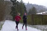 Claudia Meier und Sibylle Sch&auml;per hier bereits wieder auf dem R&uuml;ckweg, im Hintergrund die Burg Falkenstein.
