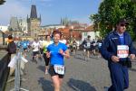 Sabine B&ouml;rner auf der Karlsbr&uuml;cke. Im Hintergrund die Prager Burg mit dem Hradschin.