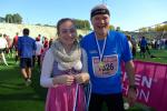 Eine junge Dame in bayrischer Tracht belohnte Lutz Klau&szlig; mit einer Medaille bei seinem letzten Marathon.