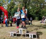 Zwei Gesamtsiegerinnen aus den Reihen der Gaensefurther: Emily Siebert (Mitte) gewann &uuml;ber die 2,3 Kilometer, zweite wurde Luise Bessert vom VfB Ottersleben (li.) und Schwesterchen Lotta Siebert (re.) sicherte sich den Bronzepokal.