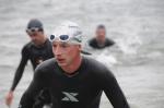 Torsten Blauwitz stieg nach 30:57 Min.  aus den Fluten des Arendsees. Foto: Volksstimme
