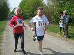 Ronald Rabenstein, vorher auf der 15 km Distanz unterwegs, begleitet seine Partnerin Heidi auf den letzten Metern. 