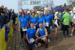 W&auml;hrend Janko Schlenker auf der Marathondistanz bereits gegen den Wind k&auml;mpfte, gruppierten sich die Bode-Runners zum obligatorischen Startfoto: (v.l.) Sylvia K&ouml;hn, Lutz Klau&szlig;, Katrin Krebs, J&ouml;rg Sch&auml;per, Sabine B&ouml;rner, J&ouml;rg Eisfeld, Jens-Uwe B&ouml;rner, Petra Becker, Claudia Meier, Sibylle Sch&auml;per, Dirk Meier