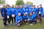 Etwas verfroren stellen sich die Bode-Runners der Gaensefurther Sportbewegung vor den Starts zum Gruppenfoto auf: Jens-Uwe B&ouml;rner, Stefan Sindermann, Kathleen Mahler und Sabine B&ouml;rner (u.v.l.), Alexander Topf, Sandra Homann, J&uuml;rgen G&uuml;nther, Christa F&uuml;mel, Nancy Bothe, Dirk und Claudia Meier, Olaf Bothe, Kirsten Geist, Edgar Schmidtke, Claudia Geist, Kathleen Auer, Janine Wuwer und Renate Liedtke (o.v.l.)