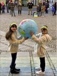 Die beiden Tänzerinnen der Dance Factory präsentieren vor dem Tanz für den Frieden einen großen Globus, um zu zegen, wie schön die Welt ist, die es zu erhalten gilt.
Foto: M. Stöhr Die beiden Tänzerinnen der Dance Factory präsentieren vor dem Tanz für den Frieden einen großen Globus, um zu zegen, wie schön die Welt ist, die es zu erhalten gilt.
Foto: M. Stöhr